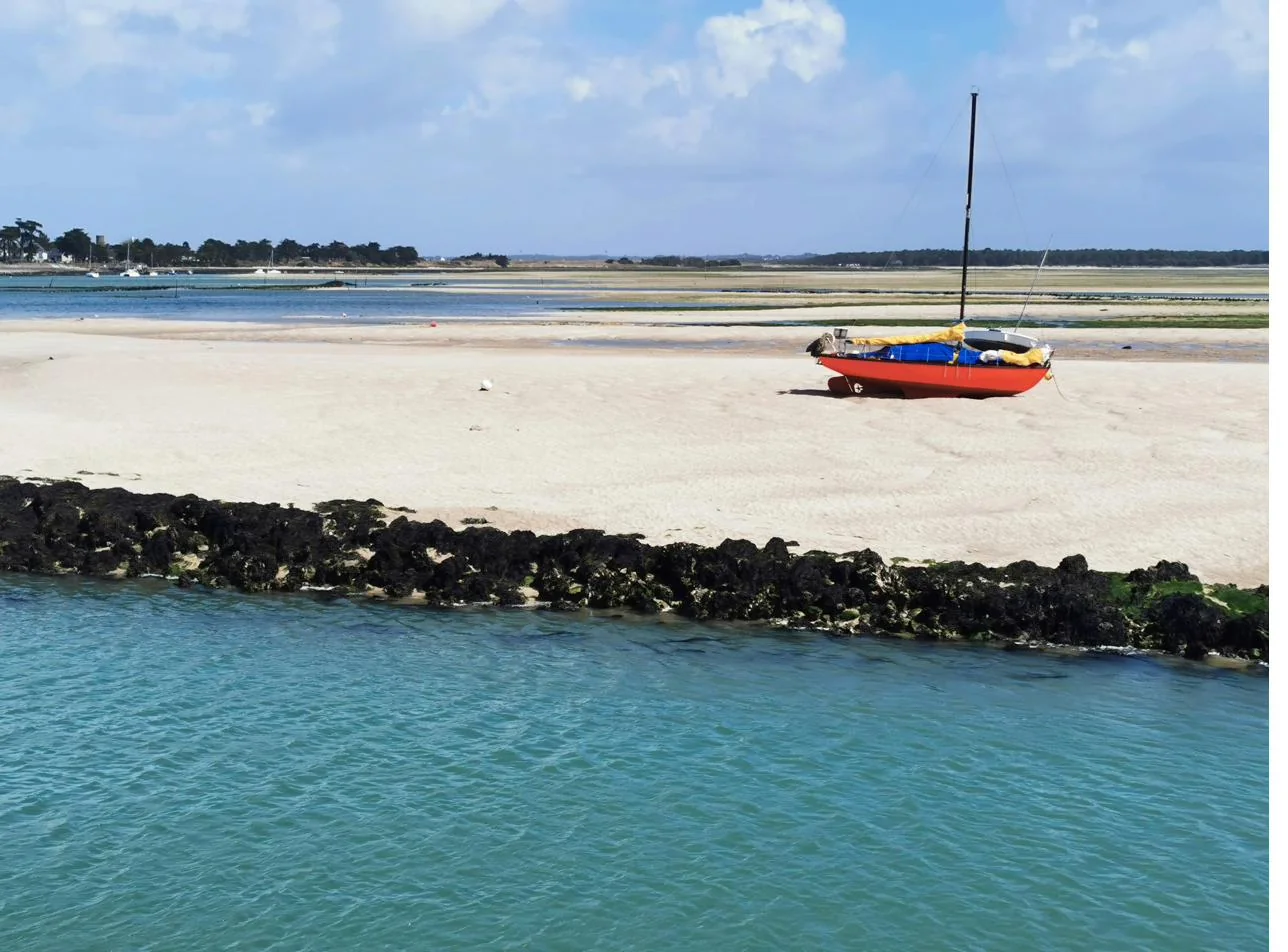 Plage et voilier sur la côte de la presqu'île de Guérande