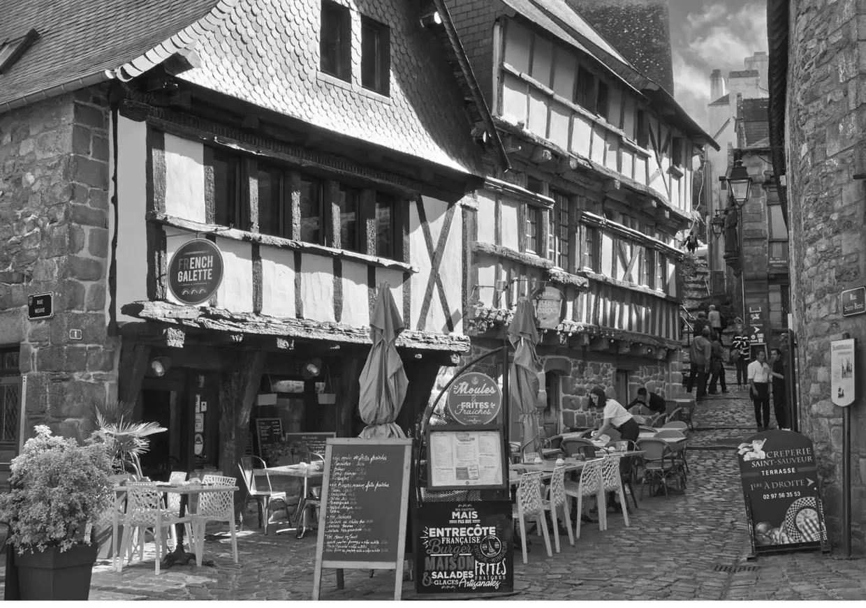 Ruelle et terrasses de la vieille ville de Vannes