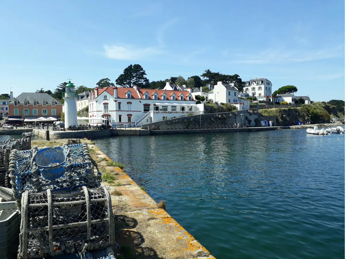 Port et maisons de bord de mer vers le Finistère Sud