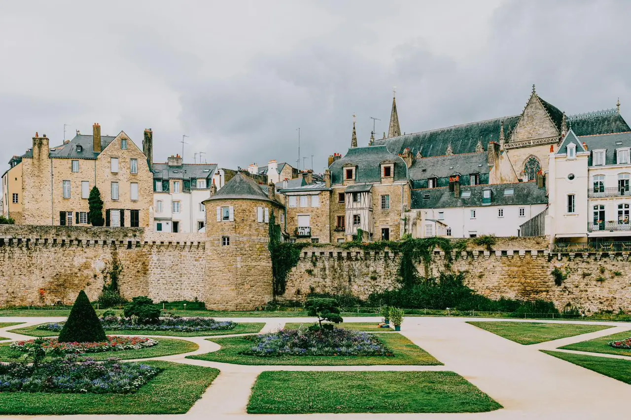 Les remparts fleuris et la cathédrale de Vannes