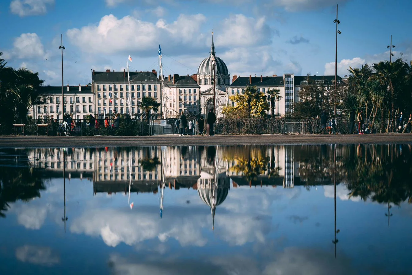 Les reflets de l'eau et l'architecture nantaise au fil de l'Erdre