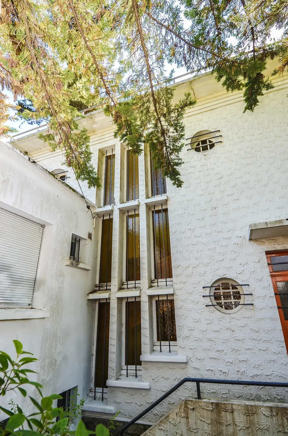 Façade de la villa Coq de Roche : bande verticale de fenêtres de l'escalier et hublots grillagés