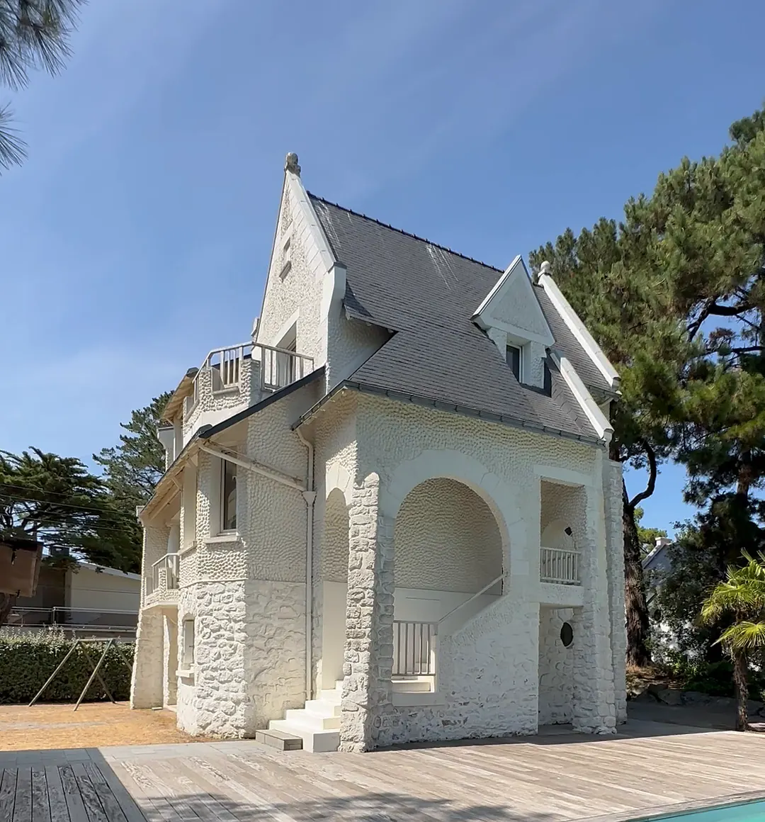 Villa Ker Germaine à La Baule, façade à enduit en coquillages et arcade de pierre