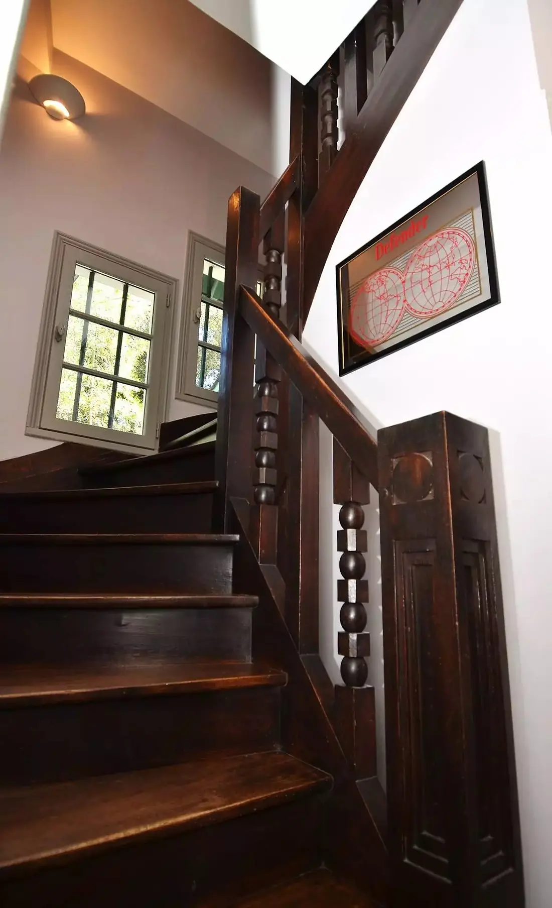 Escalier de la villa Noëlen : balustres tournés en chapelet et fenêtres de la cage d'escalier