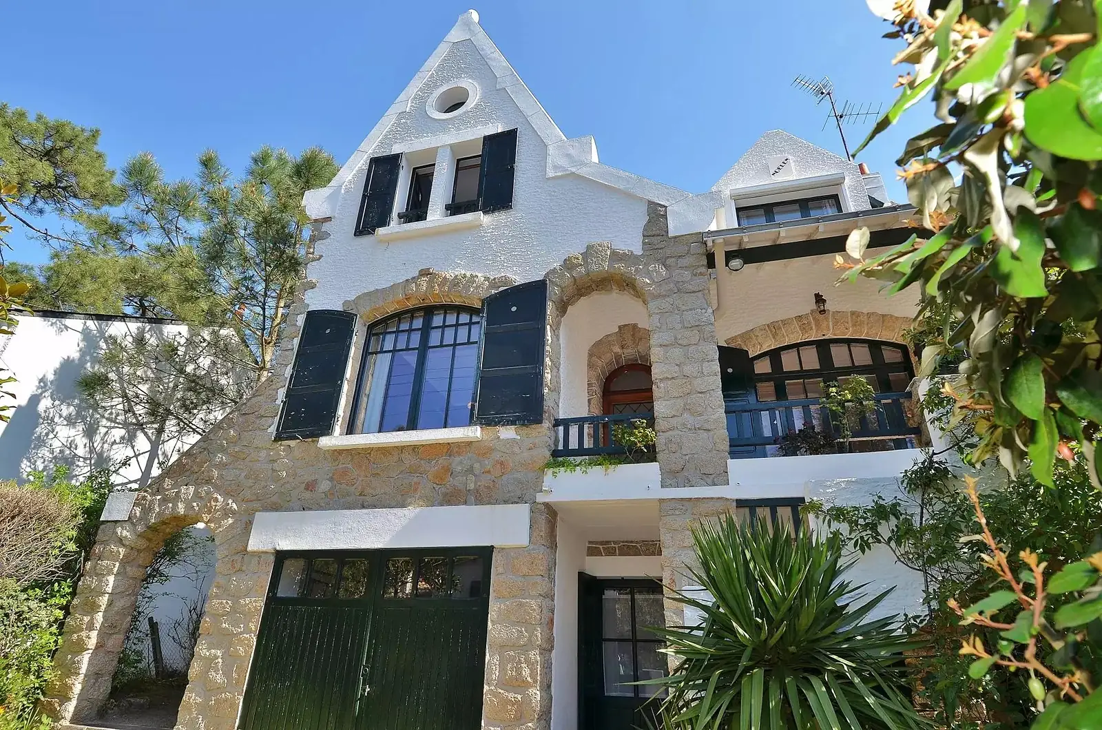 Villa Noëlen à La Baule : pignon à oculus, enduit blanc et soubassement de granit