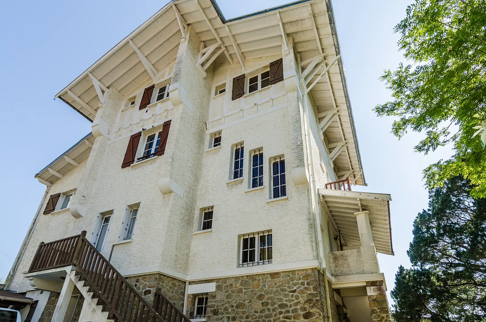 Villa Les Opales à La Baule, larges débords de toiture et soubassement de pierre