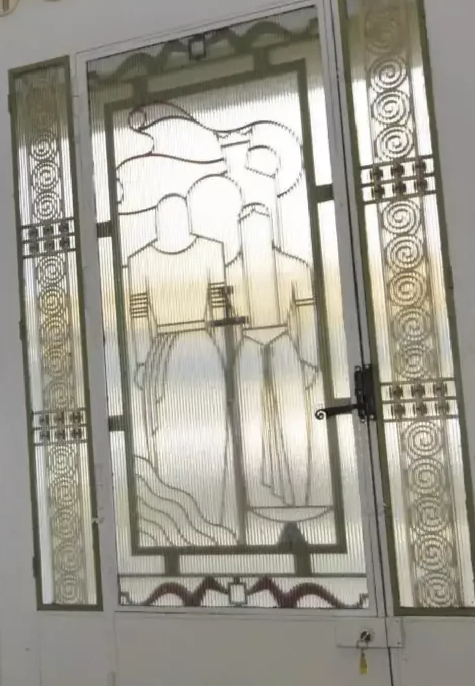 Porte vitrée Art déco figurant Lancelot et Excalibur, encadrée de soleils en spirale et frise de vagues