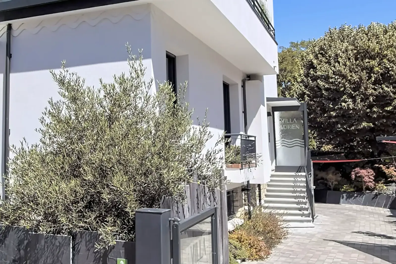 Villa Adrien à La Baule : frise de vagues sur la casquette de béton et sérigraphie sur le portail