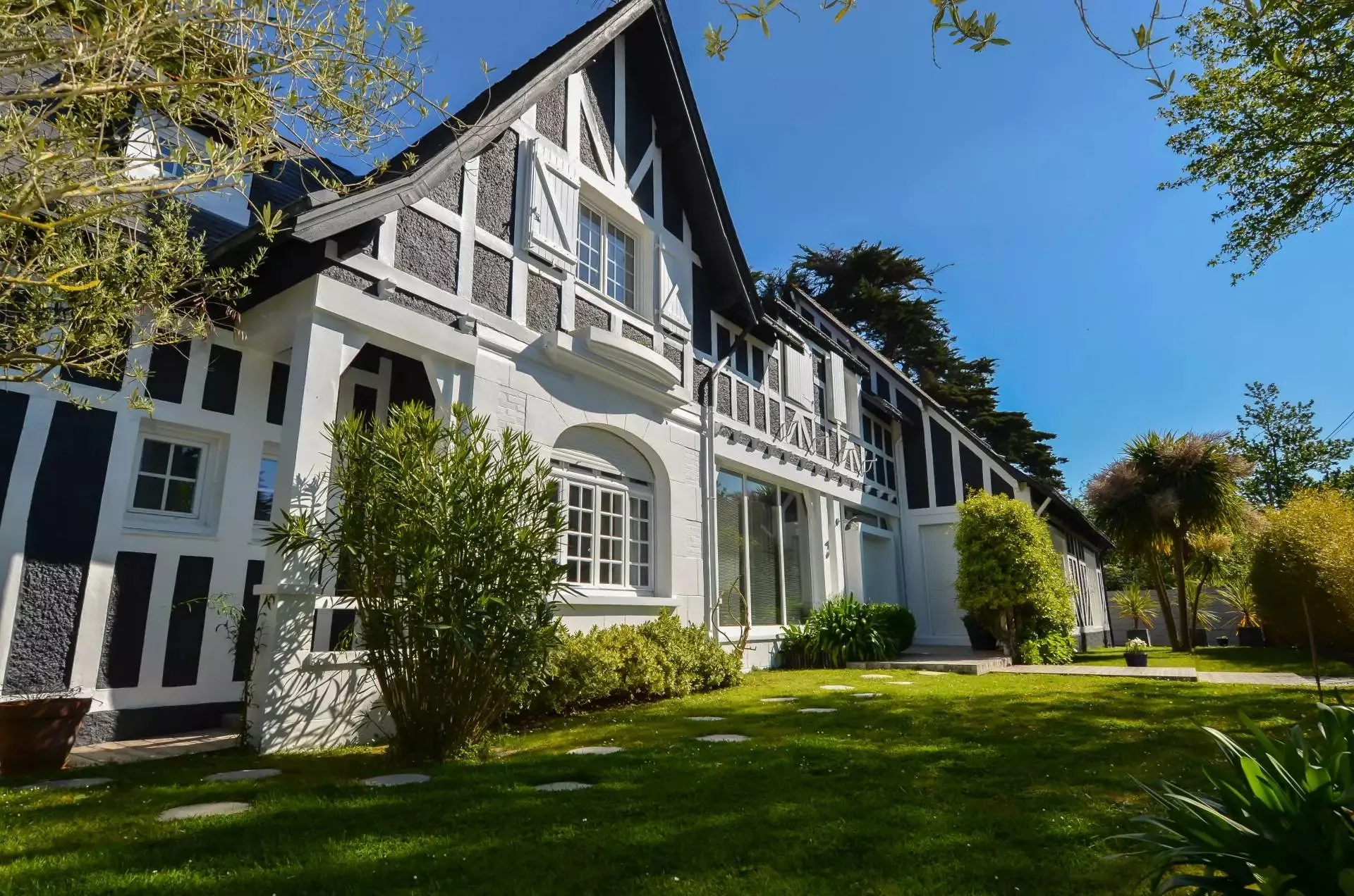 Villa anglo-normande à colombages blancs et noirs à La Baule